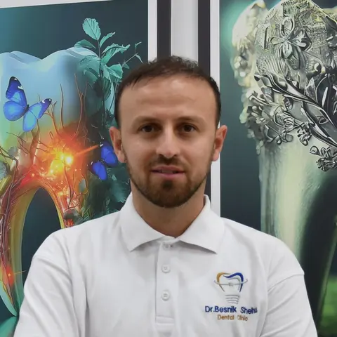 Dr. Besnik Shehu, themelues, kirurg oral dhe implantolog në klinikën dentare në Drenas