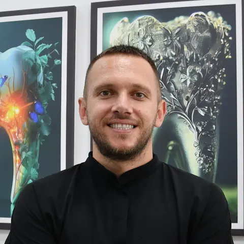 Dr. Mergim Jetullahu, doktor i stomatologjisë në klinikën dentare në Drenas